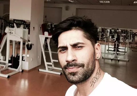 Connect-R pune pe internet poze cu el la bustul GOL. Foto în articol