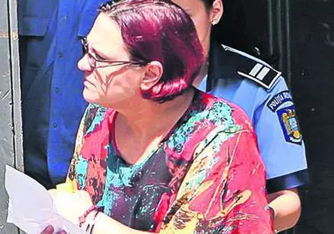 Directoarea condamnată în dosarul „Mită la BAC" vrea să plece din țară!