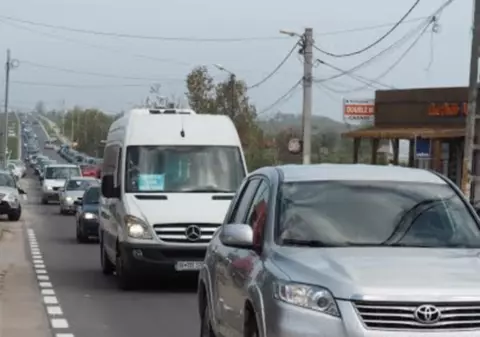 Cozi kilometrice de mașini la punctele de trecere a frontierei 