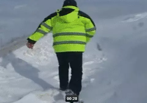 Credeaţi că nu mai e IARNĂ în România? Pe TRANSALPINA e zăpada de trei metri!