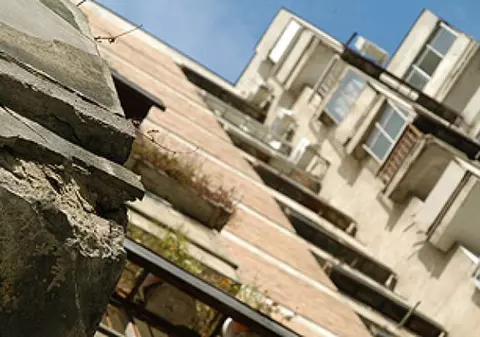 A căzut de la etajul 4 încercând să intre în apartament prin balcon