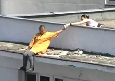 Putea fi salvată femeia care s-a aruncat de pe bloc? Autorităţile explică de ce nu a fost umflată salteaua de la ISU