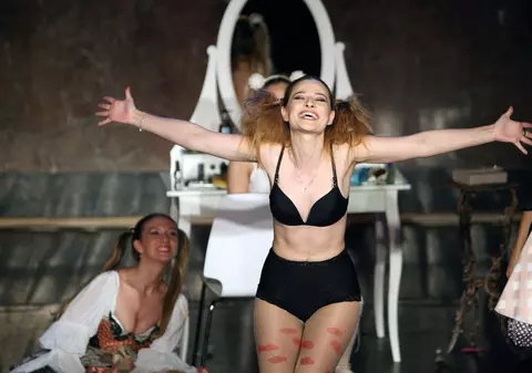 SCENE INCENDIARE! Laura Cosoi şi Adina Galupa, DEZBRĂCATE ÎN SUTIEN pe scenă. Sunt SUPER SEXY!