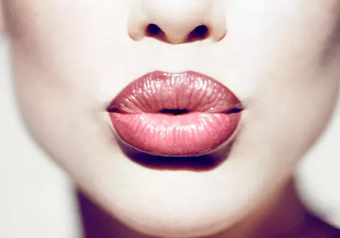 14 trucuri simple pentru buze mai pline