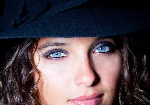 9 probleme cu care se confruntă doar fetele cu părul creț