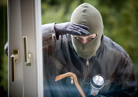 Au jefuit o casă pentru câteva țevi și mașini de găurit