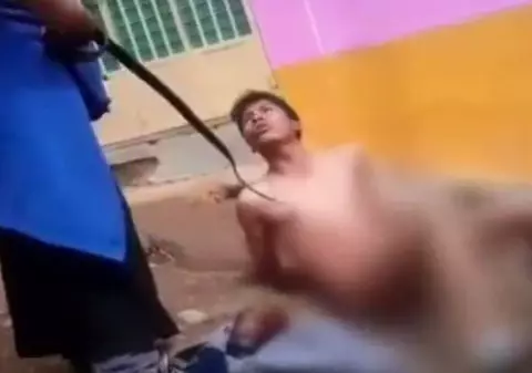 Pedeapsă CRUNTĂ pentru un hoţ prins la furat: două femei l-au dezbrăcat şi l-au bătut la fundul gol VIDEO