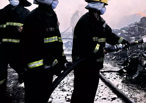 PANICĂ la Ploieşti! Incendiu puternic la un depozit de deşeuri, situat în apropierea unei rafinării