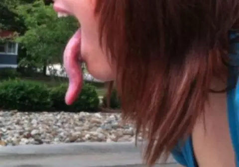 "Am cea mai mare limbă din lume". Cum arată tânăra de 18 ani care se laudă cu acest record