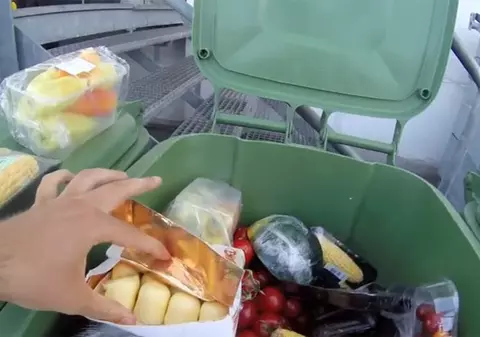 SĂRACI, dar RISIPITORI. INCREDIBIL câtă mâncare aruncă românii la gunoi în fiecare an