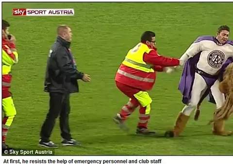 Ce face beția din om! O mascotă sub influența alcoolului, lată pe teren!