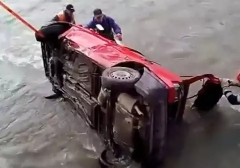 A murit în timp ce făcea sex într-o maşină!