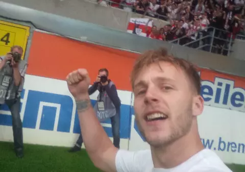 Alexandru Maxim a sărbătorit rămânerea echipei VfB Stuttgart în Bundesliga cu un selfie nebun