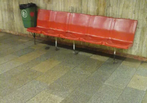 Vrei să stai jos la metrou, suporţi şi mirosurile urâte. Ce-i scoate din minţi pe călători în staţia Basarab