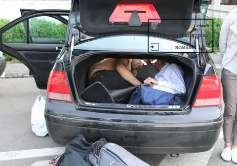 INCREDIBIL! Ce avea un POLIȚIST de frontieră în PORTBAGAJ. Asta l-a COSTAT...