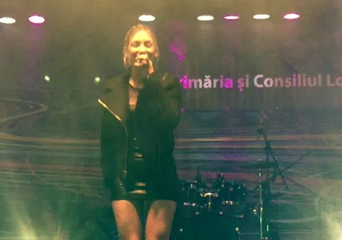 Cu picioarele astea l-a impresionat Misty pe Keo! Apariție sexy a solistei la primul său mare concert