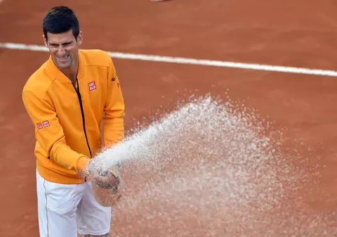 As la tenis, corigent la desfăcut sticle! Novak Djokovici, la un pas de a se răni cu dopul de la șampanie