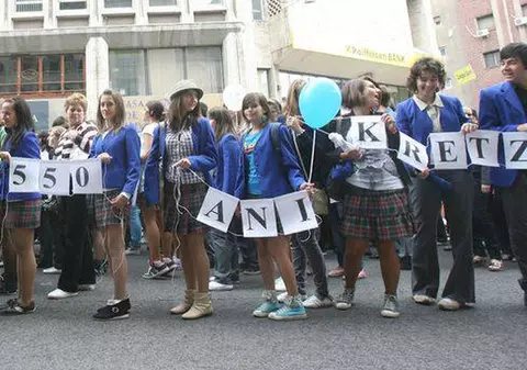 Incidente VIOLENTE la Parada Elevilor din Capitală. Jandarmii au intervenit