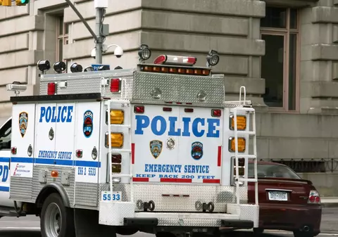 ULUITOR! Cum a reușit o mamă, care era ținută ostatică împreună cu copiii ei, să ALERTEZE POLIȚIA