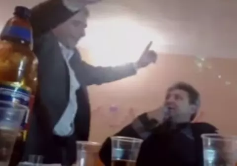 Şef de post anchetat, după ce a fost filmat la o petrecere. Ce făcea bărbatul acolo | VIDEO