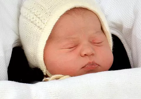 Motivul INCREDIBIL pentru care mica prințesă Charlotte a avut capul acoperit! Ce a vrut să ASCUNDĂ Kate Middleton!