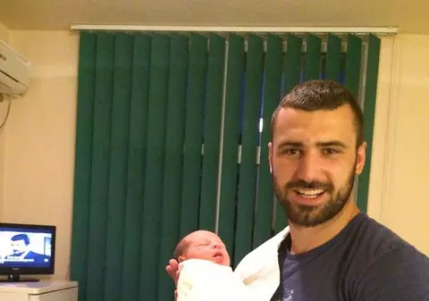 Andrei Stoica, campionul mondial Superkombat, a devenit tată pentru a doua oară