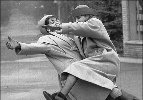 ACUM este o celebră creatoare de modă din România! Ai idee despre cine este vorba?