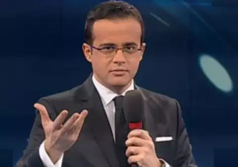 Explicaţia lui Mihai Gâdea, după ce l-a învăţat pe Julio Iglesias să spună "Jos Băsescu"