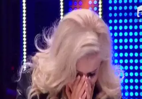 Cezar Ouatu şi-a cerut iubita în căsătorie. Andreea a spus "Da" cu ochii în lacrimi