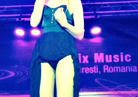 Ingeniozitate în showbiz! O sexoasă solistă promovează rochia suflecată până la brâu!