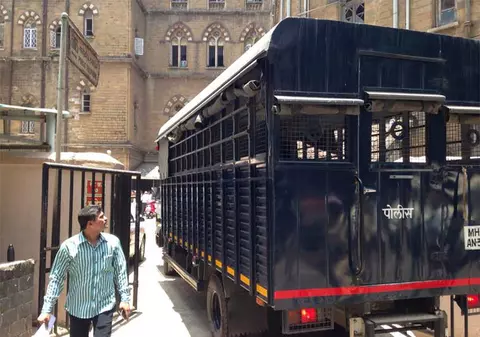 Aceasta e duba cu care va fi dus la închisoare Salman Khan!Actorul va fi supus unui examen medical!