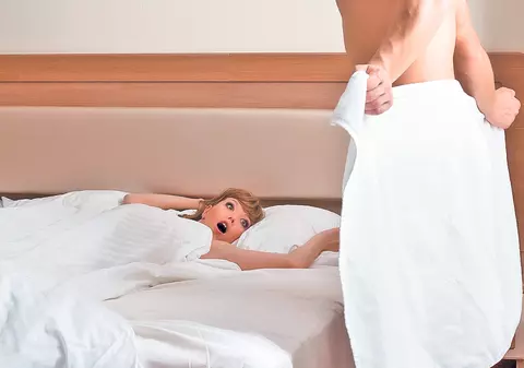 Adela vă sfătuieşte în SEX şi IUBIRE: «Provoc orgasme fetelor, dar apoi îmi zic că am penisul mic»
