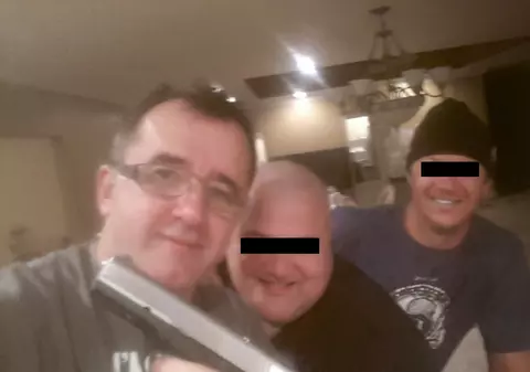 Scandal în lumea intelectualilor! Un celebru scriitor român se laudă cu arma pe internet!  