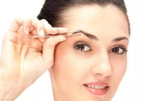 TRUC: cum să îți pensezi sprâncenele, ca să-ți schimbi look-ul