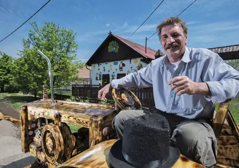 Un maghiar și-a construit un tractor și o motocicletă din lemn 