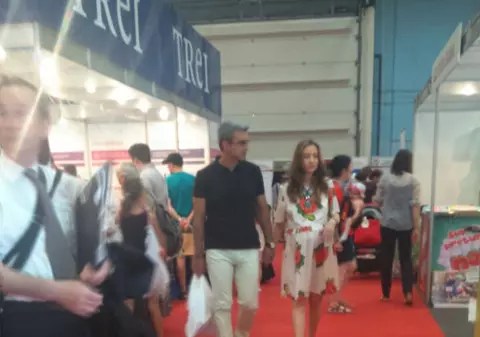 Un bărbat cunoscut de la noi și-a scos în lume nevasta însărcinată. Femeia a poftit la... cărţi!