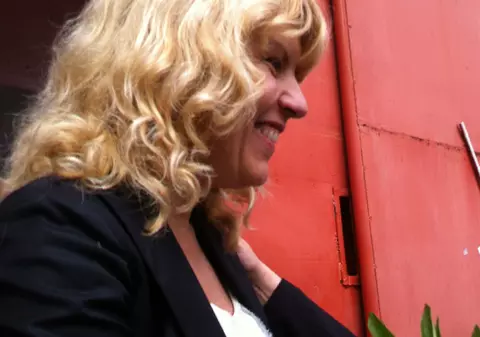 Cum a așteptat-o MAMA Elenei Udrea pe aceasta, la ieșirea din ÎNCHISOARE | FOTO