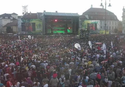 Trei tineri, în stare de inconştienţă la concertul din Sibiu. 50.000 de oameni au venit în Piaţa Mare 