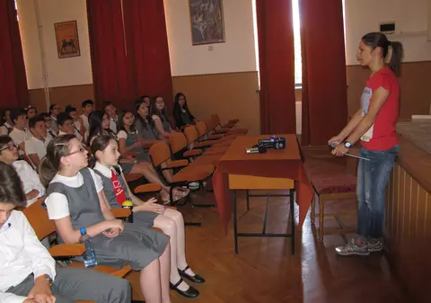 Cristina Vărzaru, către elevi: "Nu vă trebuie Facebook ca să vă faceți prieteni!" / FOTO&VIDEO