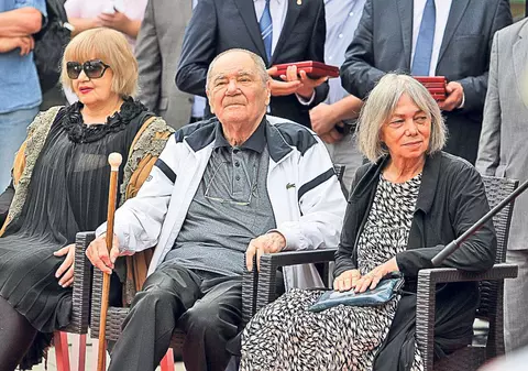 Trei seniori ai scenei au acum propriile stele | Marii actori Valeria Seciu, Rodica Mandache şi Ion Besoiu şi-au făcut ieri intrarea pe Aleea Celebrităţilor