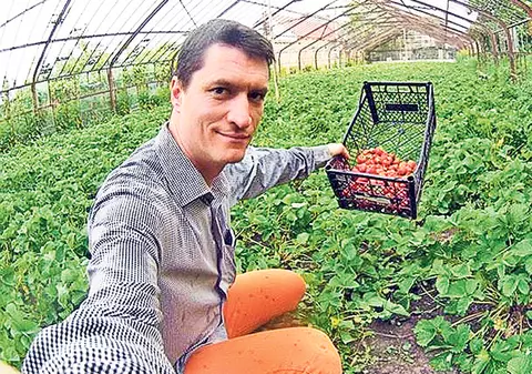 Alegi ce-ți place, plătești cât vrei! Un brașovean face comerț doar cu oameni cinstiți