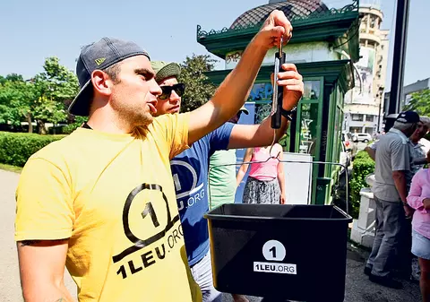 Vrea să ridice un spital pentru copii din mărunţişul donat