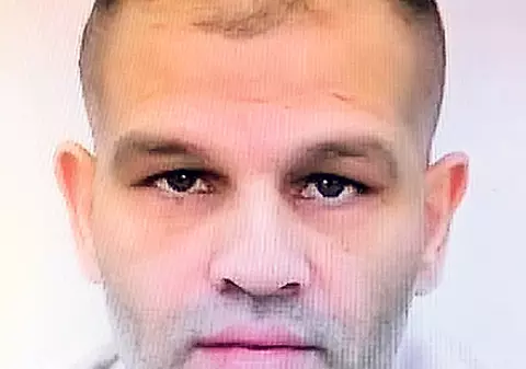 Se dădea polițist ca să le fure telefoanele! Un individ abia eliberat din pușcărie tâlhărea tinerii din Capitală