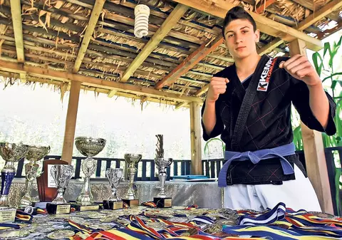 Jurnal de fapte bune: Campion mondial la karate, Şerban face din luptă o adevărată artă
