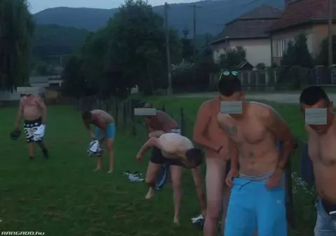 Culmea petrecerii: au promovat și au pierdut pariul, așa că au defilat goi pe teren! / FOTO