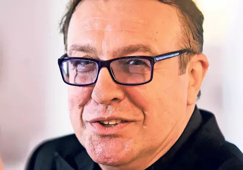 EXCLUSIV | Cârja cu senzori îl reînvaţă mersul