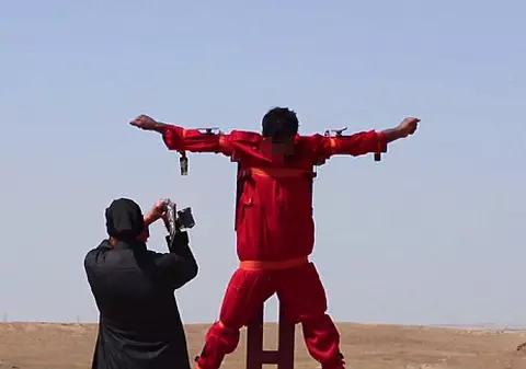 Ultima execuţie ISIS a şocat o lume întreagă. Călăul a inventat o nouă metodă de tortură