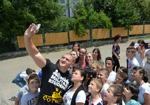 Moroșanu și Costas Mandylor, în vizită la copiii orfani din Constanța înaintea galei Superkombat