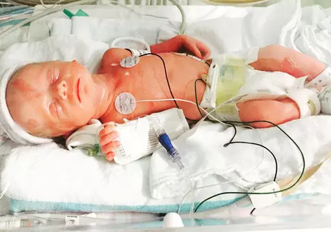 Mama surogat i-a dăruit două fetiţe creatoarei de modă Lorena Sârbu