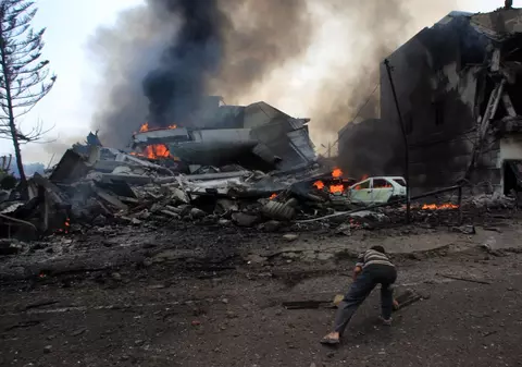 Tragedie în Indonezia! Un avion militar Hercules s-a prăbuşit într-un oraş | FOTO 